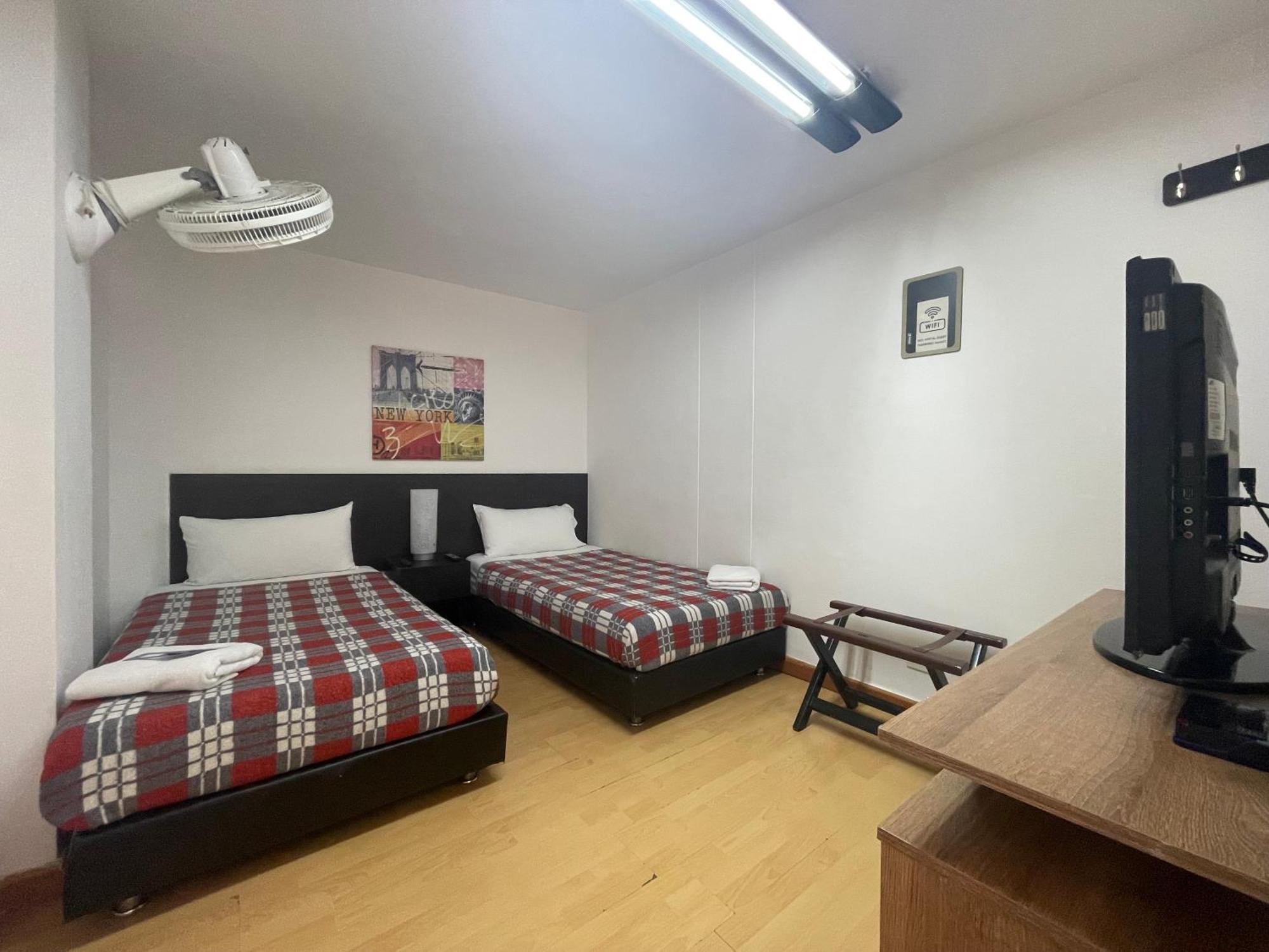 Hostal Lleras Calle 8 Medellín Zewnętrze zdjęcie