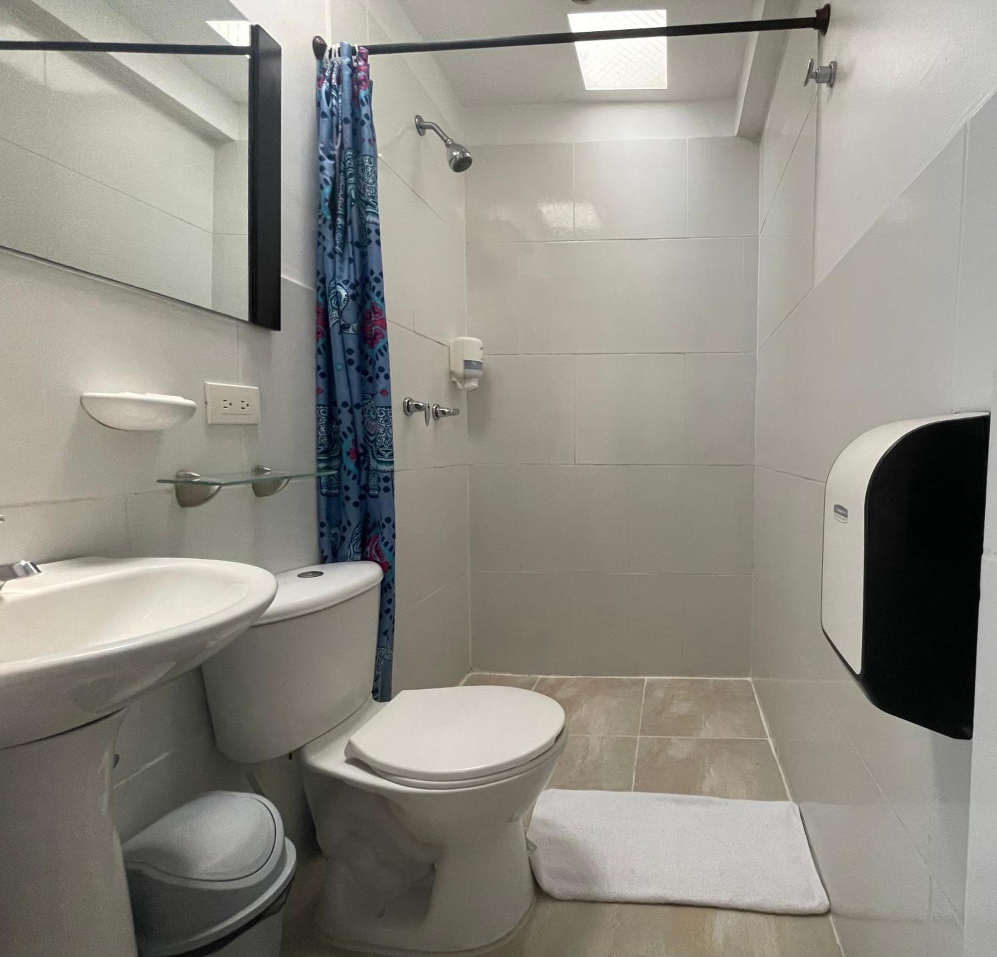 Hostal Lleras Calle 8 Medellín Zewnętrze zdjęcie