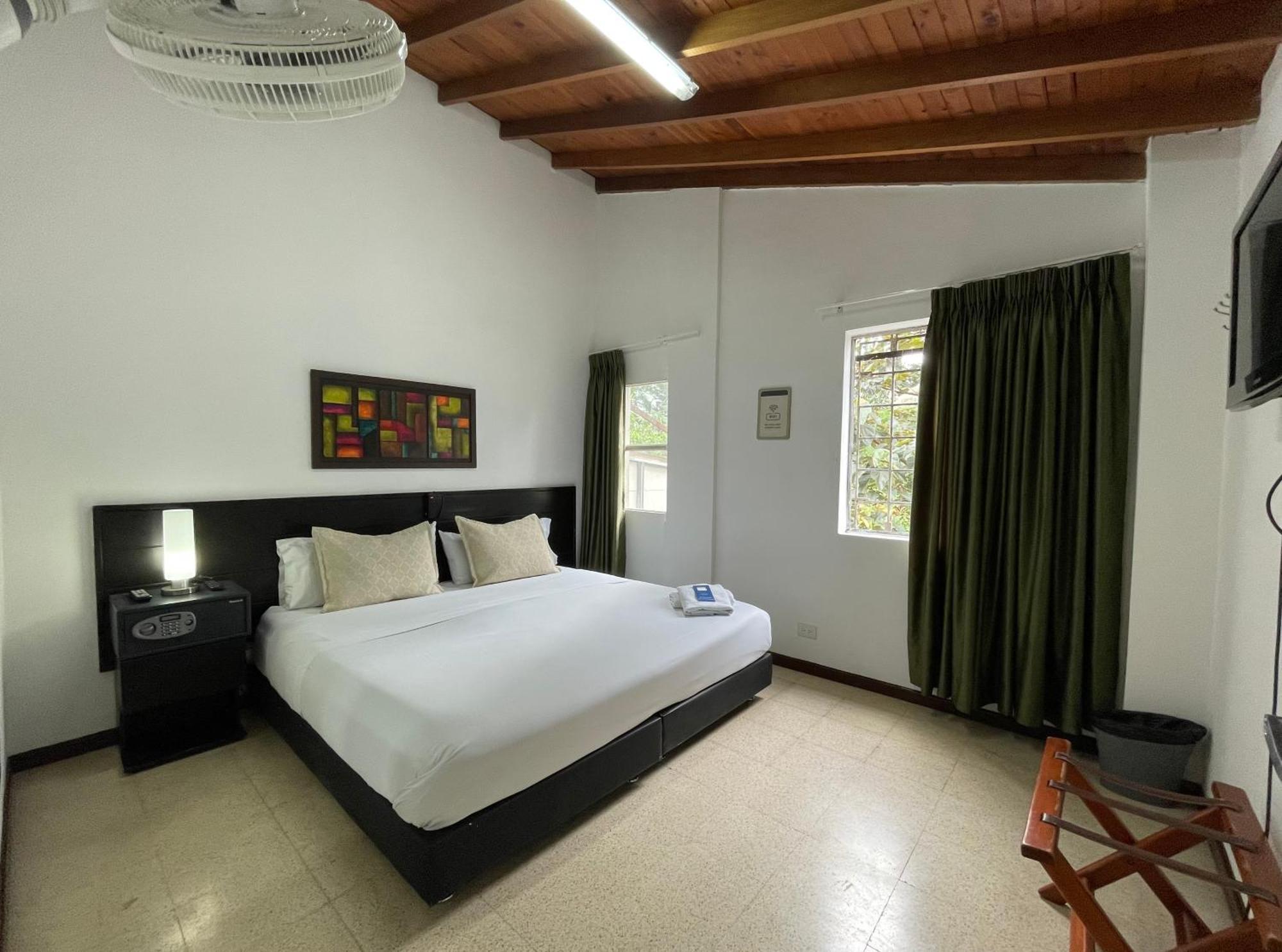 Hostal Lleras Calle 8 Medellín Zewnętrze zdjęcie
