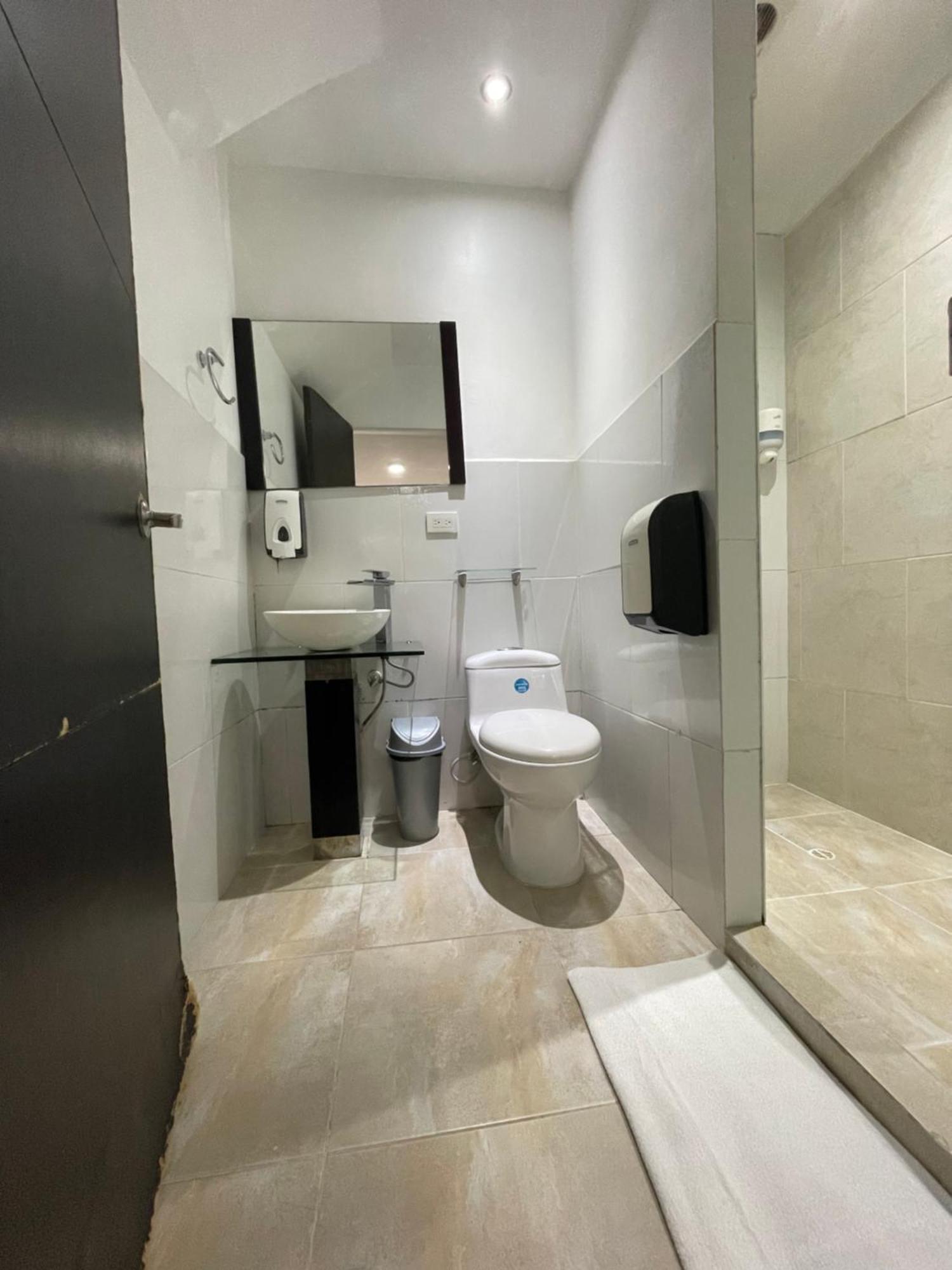 Hostal Lleras Calle 8 Medellín Zewnętrze zdjęcie