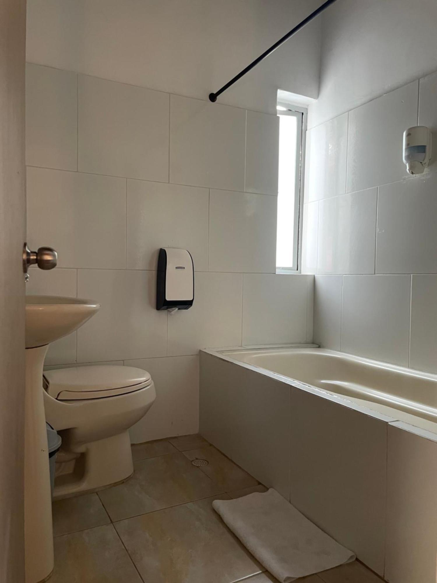 Hostal Lleras Calle 8 Medellín Zewnętrze zdjęcie