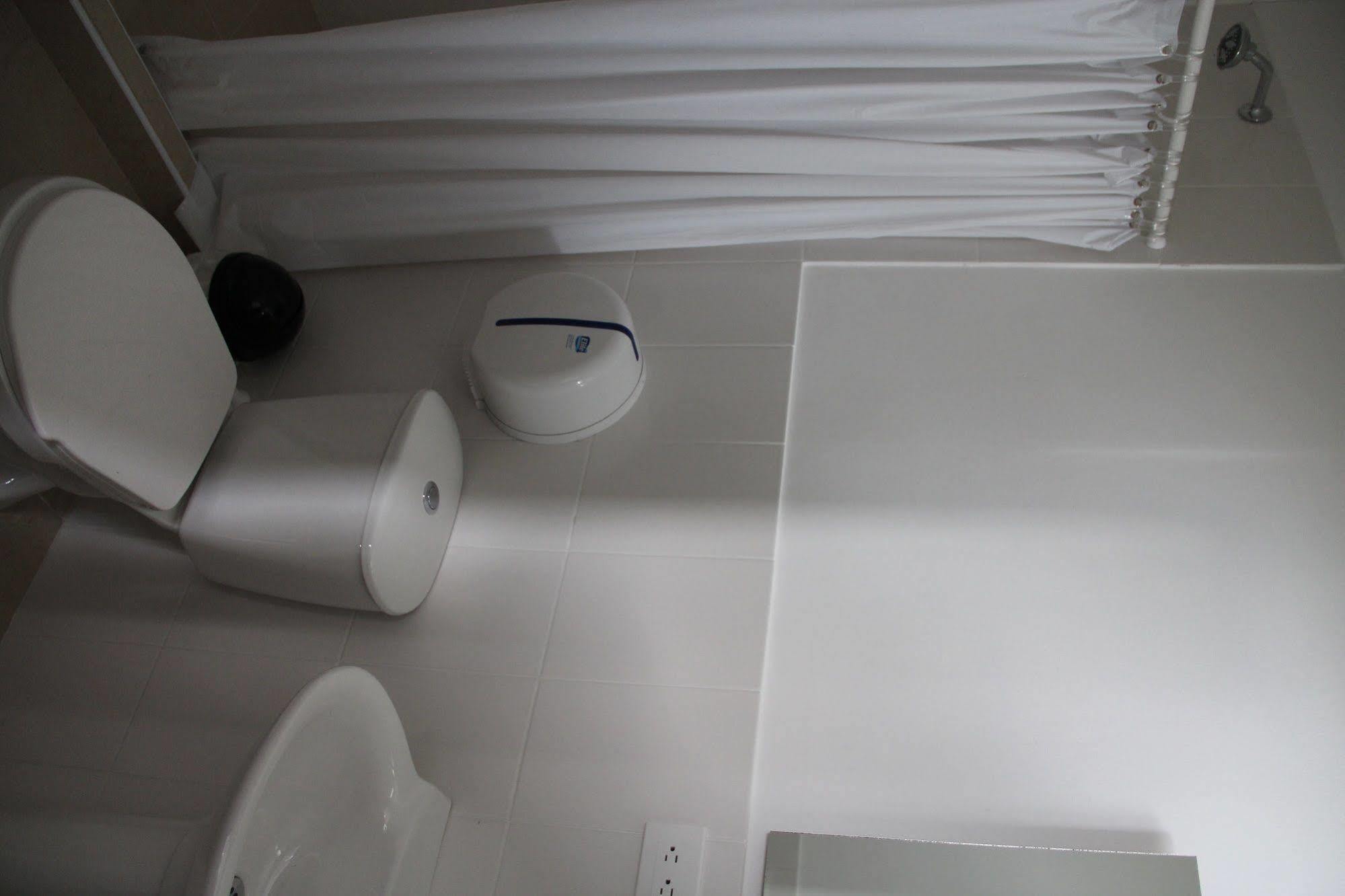 Hostal Lleras Calle 8 Medellín Zewnętrze zdjęcie